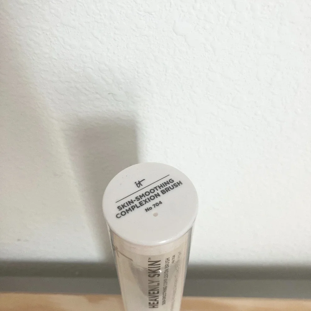 IT Cosmetics Heavenly Skin Skin-Smoothing Complexion Brush No 704 New